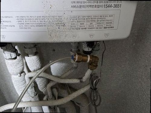 동작구 누수탐지 공압 게이지와 청음 탐지기로 배관 누수 위치를 비교하는 모습