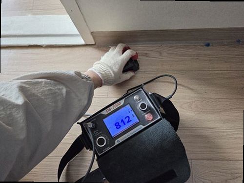 분당구 누수탐지 보일러 배관에 공압 측정 장비를 연결한 모습