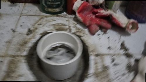분당구 누수탐지 가스탐지기와 청음탐지기를 이용해 누수 위치를 확인하는 모습