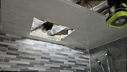 상록구 누수탐지 천장 얼룩과 벽면 수분 흔적을 비교하는 점검 현장