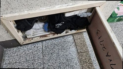 상록구 누수탐지 세면대 하부 연결 부속과 주변 물기 상태를 확인하는 모습