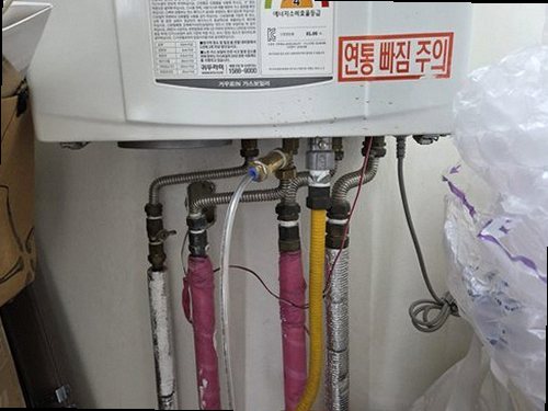 금정구 누수탐지 천장 누수 흔적과 보일러 배관을 확인하는 현장