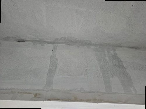 금정구 누수탐지 천장 모서리의 누수 얼룩과 젖은 벽지 상태