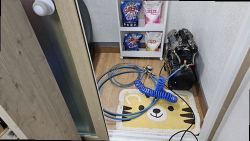 부산 남구 누수탐지 보일러 압력계와 난방 분배기를 점검하는 모습