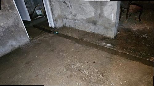 부산 남구 누수탐지 아래층 천장 누수 흔적과 윗집 욕실 주변을 확인하는 모습