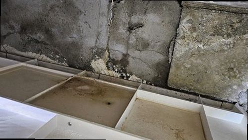 부산 남구 누수탐지 욕실 바닥과 배수구 주변의 누수 흔적을 확인하는 모습