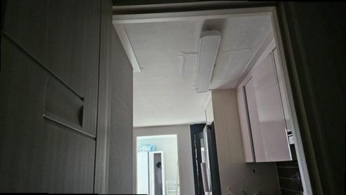부산 남구 누수탐지 천장 누수 흔적과 수분 측정기를 확인하는 현장