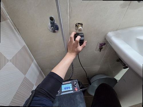 대전 서구 누수탐지 누수 보수 후 압력과 수분 상태를 재확인하는 모습