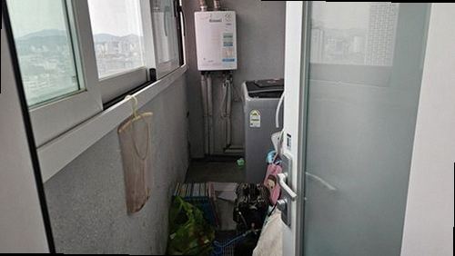 대전 서구 누수탐지 욕실 벽면 물자국과 배수구 주변 점검 모습
