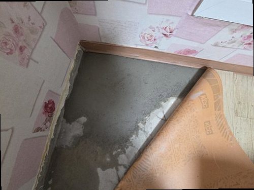광명 누수탐지 천장 물자국과 벽면 누수 흔적을 확인하는 모습