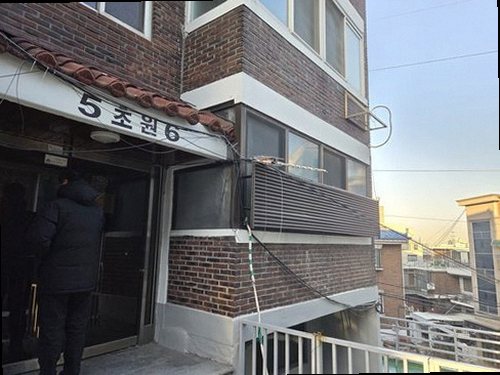 광명 누수탐지 수도계량기 별침과 실내 누수 흔적을 확인하는 모습