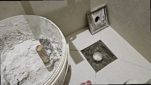 부산 강서구 누수탐지 욕실 유가와 타일 줄눈 주변의 방수 상태를 점검하는 모습