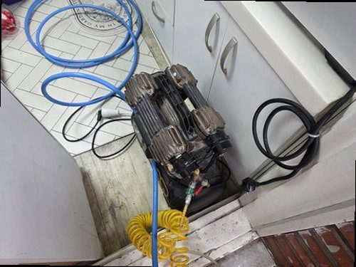 부산 서구 누수탐지 안방 천장 모서리에 번진 물자국과 벽지 변색 상태