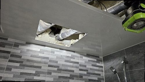 부산 서구 누수탐지 욕실 바닥 배수구와 배관 구조를 확인하는 모습