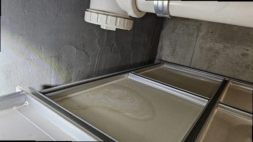 부산 서구 누수탐지 압력 게이지로 매립 배관의 공압 상태를 측정하는 모습