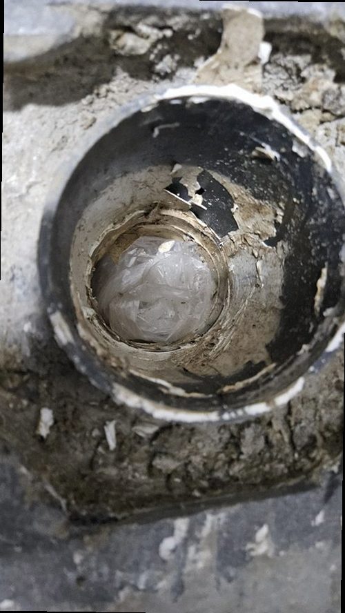부산 서구 누수탐지 욕실 바닥과 아래층 천장 누수 흔적을 확인하는 현장