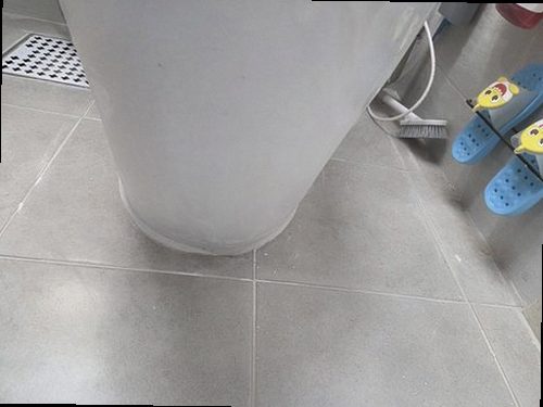 부산 서구 누수탐지 욕실 천장 얼룩과 누수 흔적을 확인하는 모습