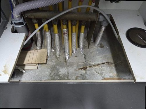 부산 서구 누수탐지 싱크대 하부 배관과 천장 누수 흔적을 확인하는 모습