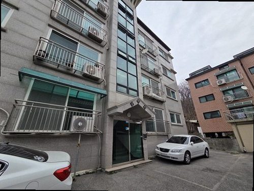 부산 서구 누수탐지 싱크대 하부 배관과 연결부를 점검하는 현장