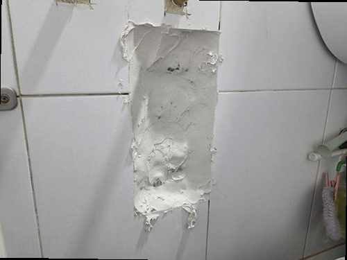 부산 서구 누수탐지 베란다 벽면의 물자국과 바닥 습기 상태를 확인하는 모습