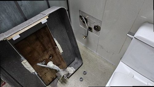 동탄구 누수탐지 수도계량기 별침과 실내 누수 흔적을 확인하는 모습