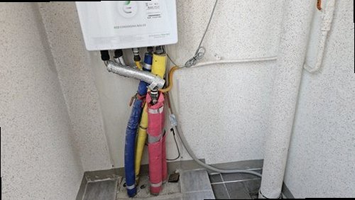 동탄구 누수탐지 수도계량기와 보일러 배관 상태를 점검하는 모습