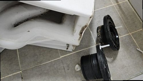 동탄구 누수탐지 욕실 바닥과 벽면 누수 흔적을 확인하는 모습