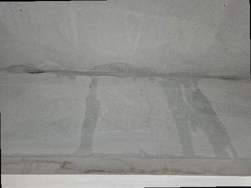 포천 누수탐지 안방 벽면과 걸레받이 주변의 누수 흔적을 확인하는 현장