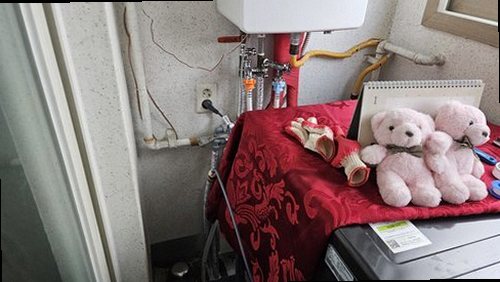 과천 누수탐지 압력 게이지로 배관 공압 검사를 진행하는 장면