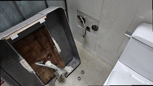군포 누수탐지 누수 탐지 장비로 바닥과 벽면을 확인하는 모습