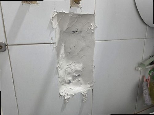 군포 누수탐지 벽면 누수 흔적과 습기 상태를 확인하는 모습