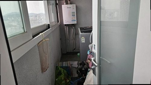 군포 누수탐지 베란다 천장 얼룩과 창틀 하부 상태를 확인하는 모습