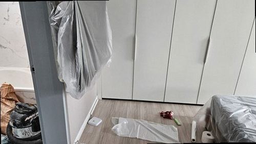 기흥구 누수탐지 베란다 벽면과 천장에 나타난 누수 흔적 점검 모습