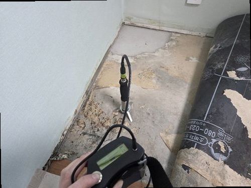 기흥구 누수탐지 싱크대 하부장 안쪽의 물자국과 배관 연결부 점검 모습