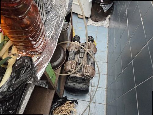 아산시 누수탐지 거실 천장 누수 흔적과 조명 주변 물 고임을 확인하는 현장