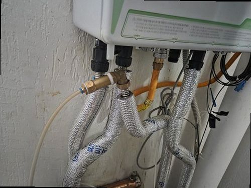 아산시 누수탐지 가스탐지기와 청음탐지기로 배관 누수 위치를 비교 확인하는 장면
