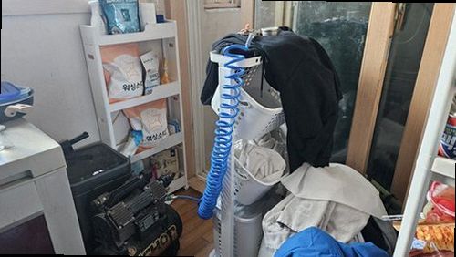 아산시 누수탐지 욕실 천장 물자국과 배관 누수 흔적을 비교하는 점검 장면