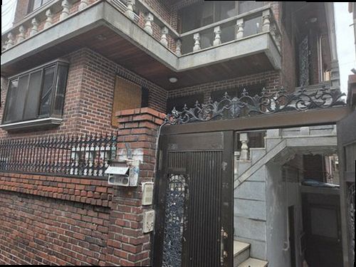 아산시 누수탐지 천장 모서리와 벽면에 나타난 누수 흔적을 확인하는 현장