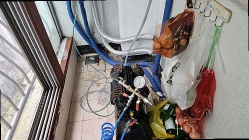 양주 누수탐지 벽면과 천장에 나타난 누수 흔적을 확인하는 모습