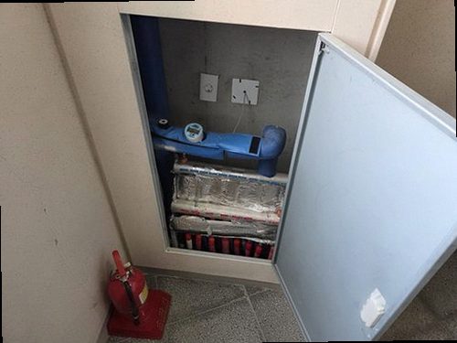 양주 누수탐지 보일러 분배기와 난방 배관 압력을 점검하는 모습