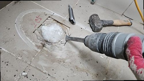 서대문구 누수탐지 수도계량기와 배관 압력 검사를 비교하는 누수 점검 장면