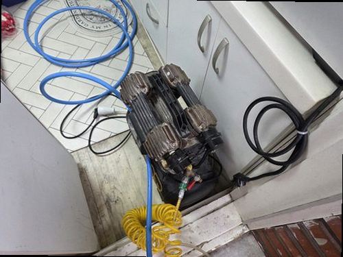 광주 누수탐지 창틀 코킹과 외벽 접합부를 점검하는 모습