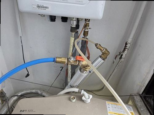 광주 누수탐지 누수 부속 교체 후 압력과 수분 상태를 점검하는 모습