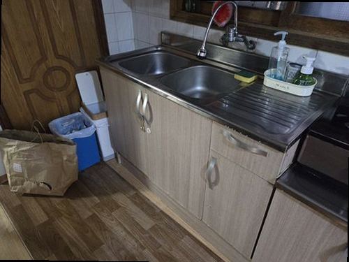 광주 누수탐지 천장 수분 측정과 싱크대 배관 연결부를 점검하는 과정