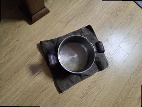 광주 누수탐지 벽지 하단과 벽면에 발생한 누수 얼룩을 확인하는 모습