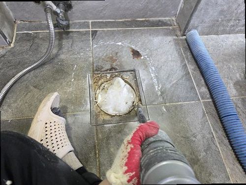 이천 누수탐지 천장 누수 흔적과 벽면 습기를 확인하는 현장