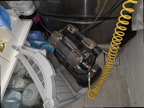 이천 누수탐지 싱크대 하부 배관과 주방 벽면의 누수 흔적을 확인하는 모습