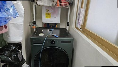 이천 누수탐지 압력 게이지와 청음 장비로 배관 상태를 확인하는 모습
