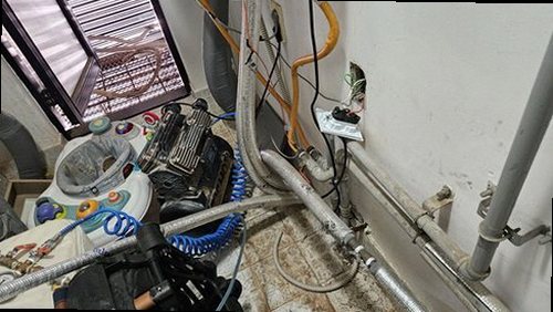 송파구 누수탐지 압력 게이지와 청음 장비로 난방 배관을 점검하는 모습