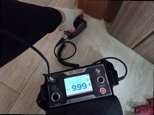 송파구 누수탐지 욕실 바닥과 아래층 천장 누수 흔적 점검 모습